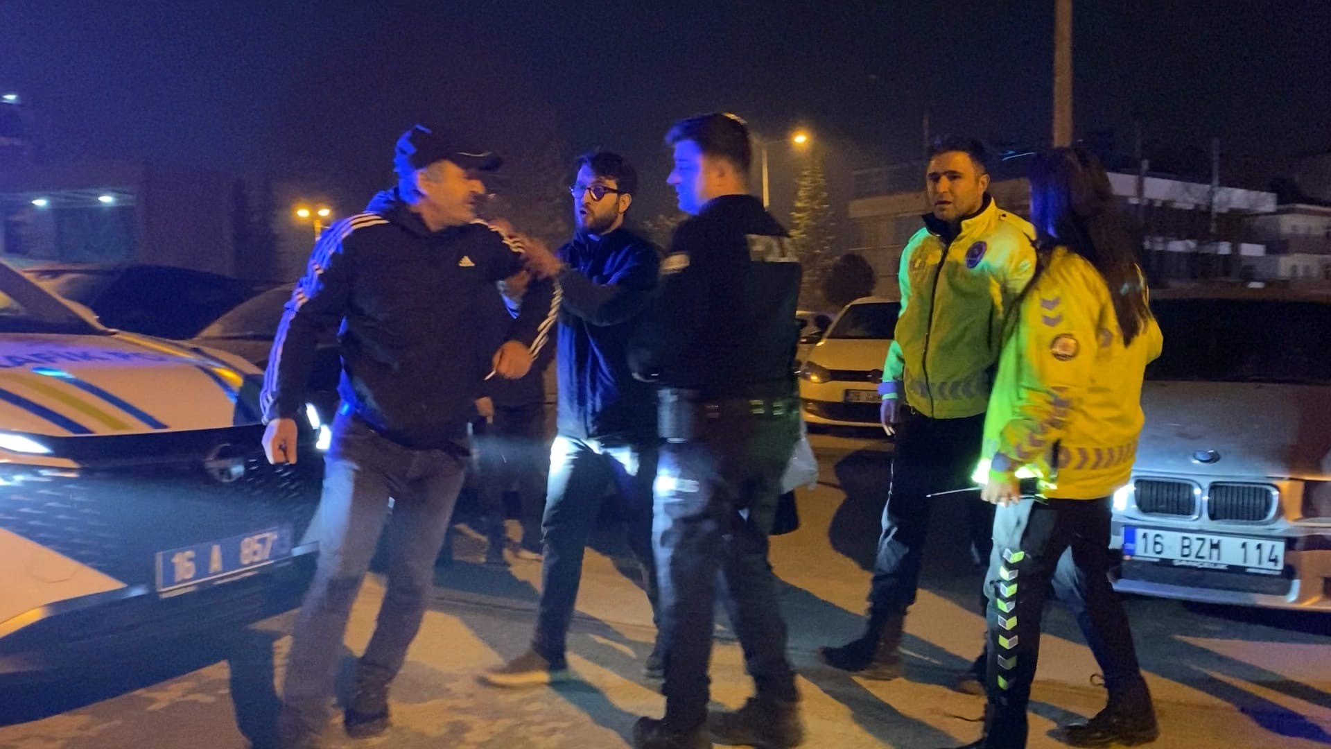 Babası kaputun üstünde oturup polise direndi… Yüksek Sesli Müzik Pahalıya Patladı!