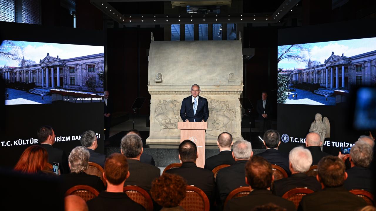 Bakan Ersoy, "Melek heykeli"ni Fener Rum Patrikhanesine teslim etti