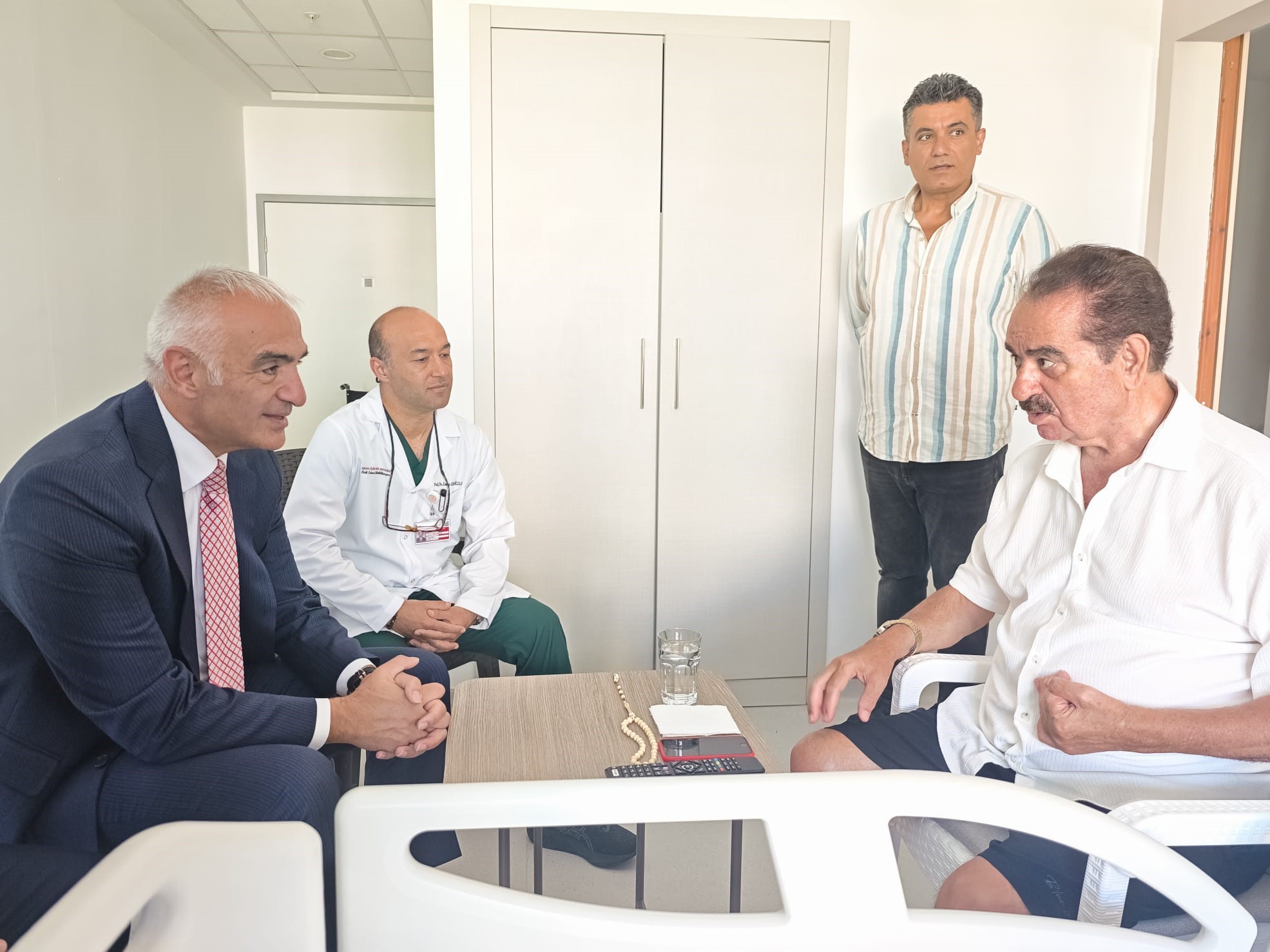 Bakan Ersoy'dan İbrahim Tatlıses'e geçmiş olsun ziyareti