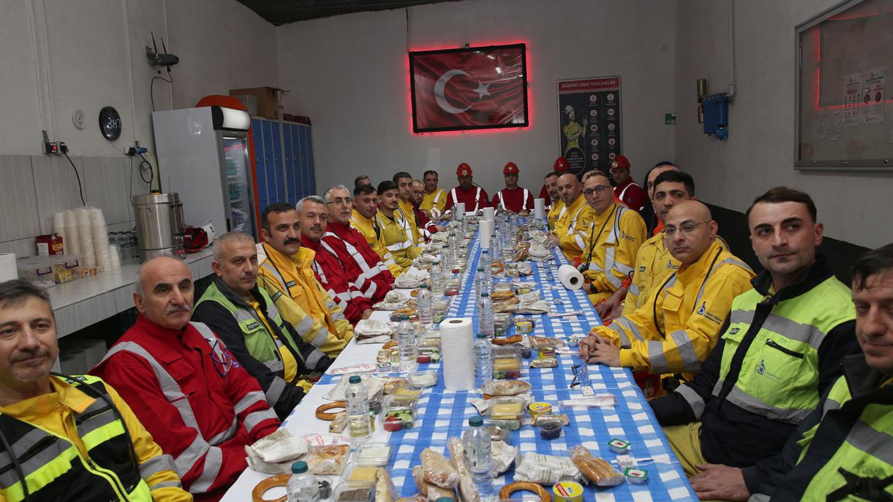 Bakan Işıkhan, bakır madeninde işçilerle sahur yaptı
