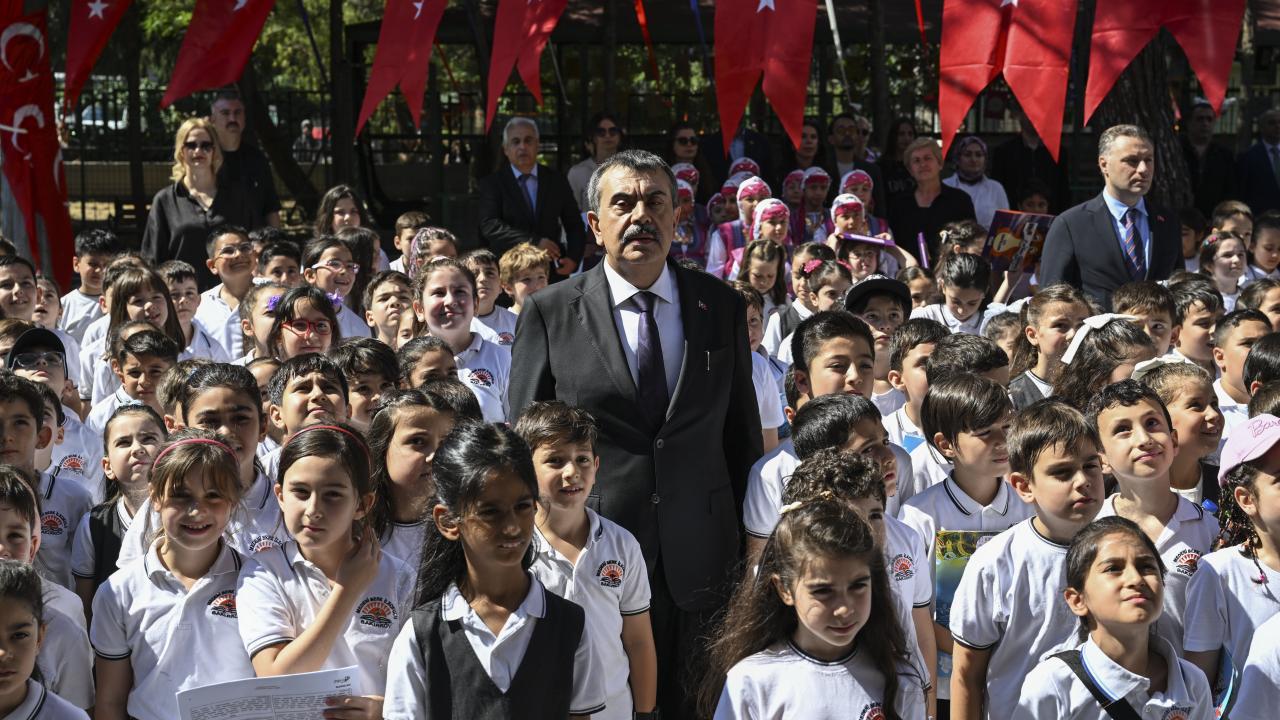 Bakan Tekin: Çocuklarımızın kitap okuma alışkanlığı çok önemli