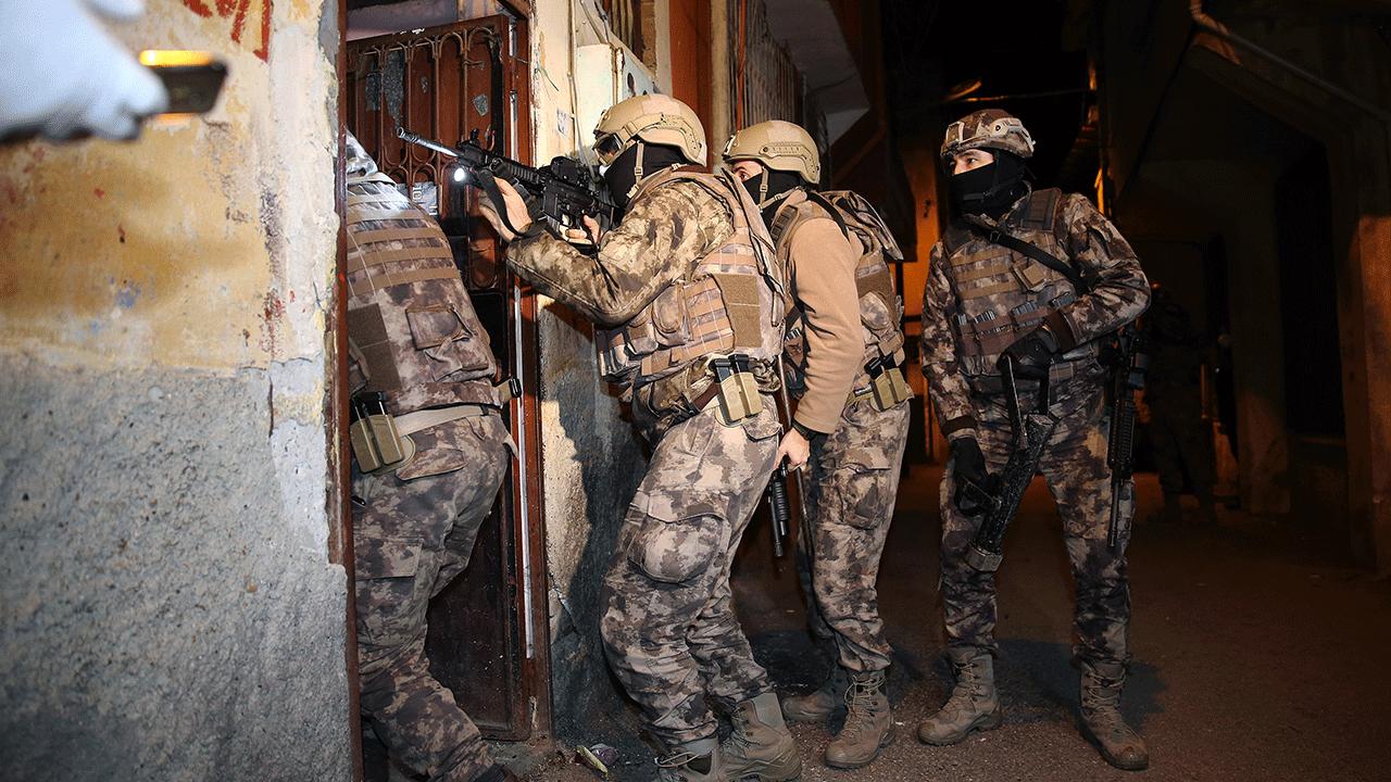 Bakan Yerlikaya: "Jandarmamız 22 ilde 92 DEAŞ şüphelisini yakaladı"