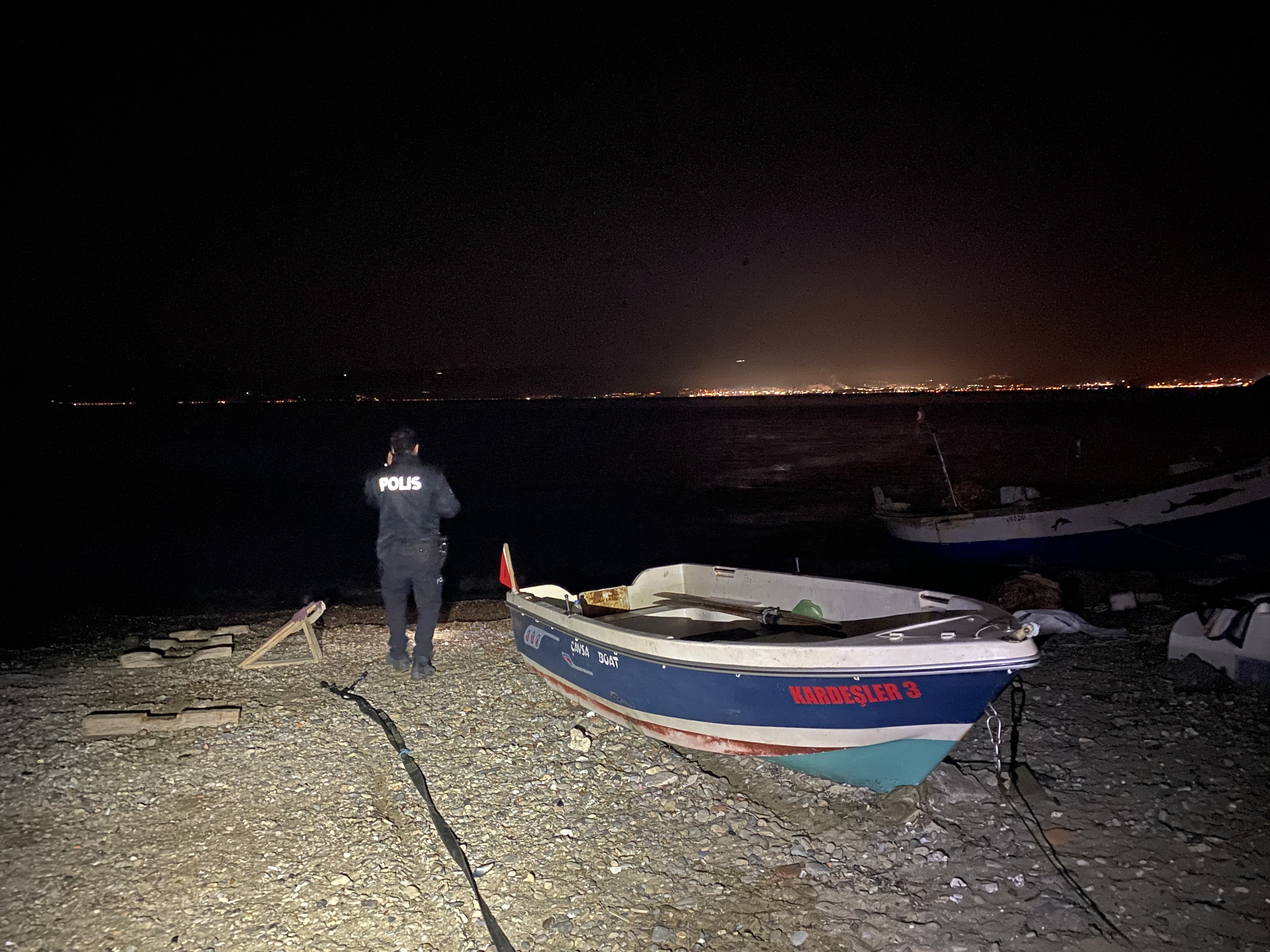 Balık tutmak için açılan kayık battı, baba-oğul ölümden döndü