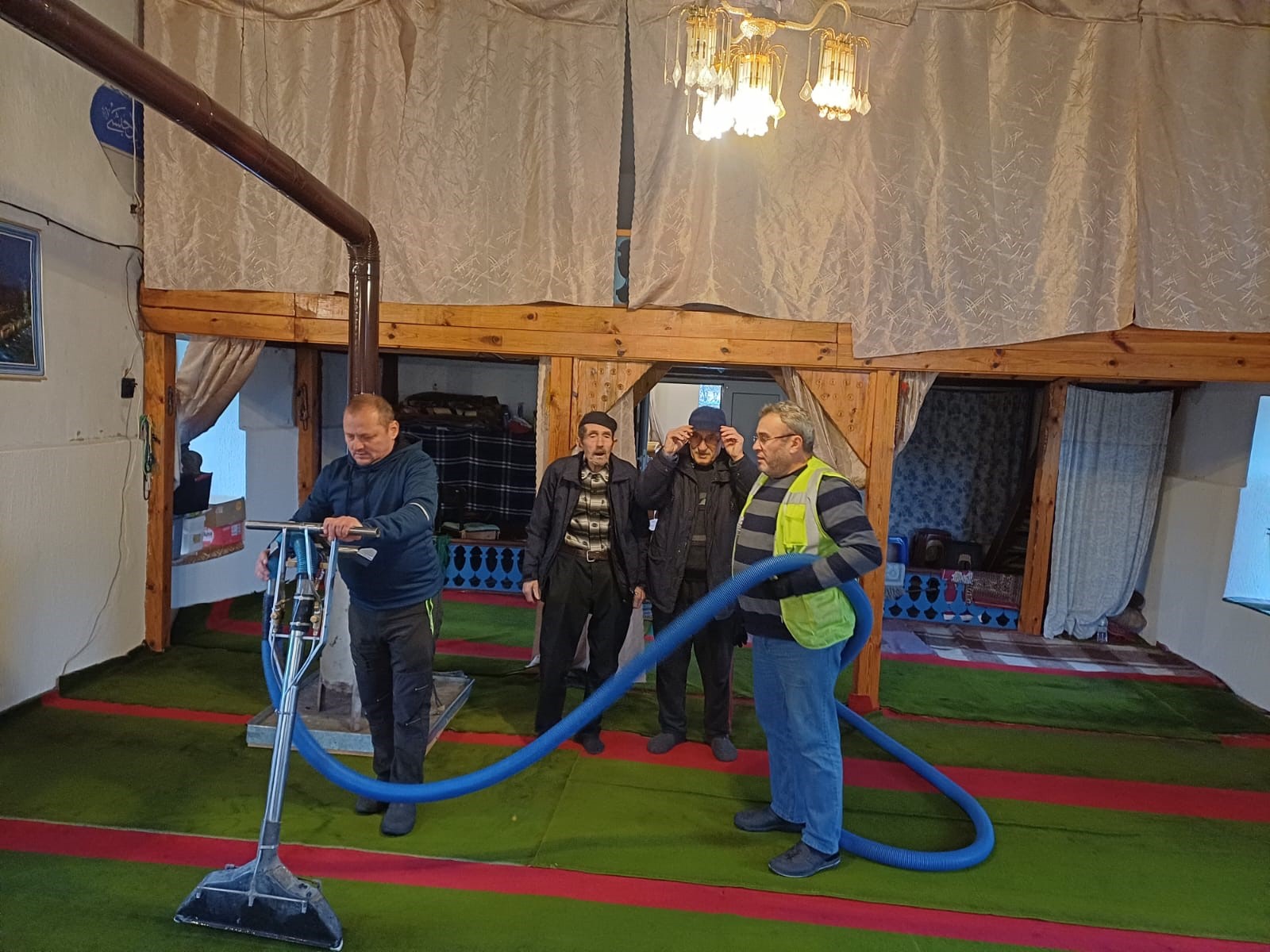 Balkanlar'daki camilerde Ramazan temizliği