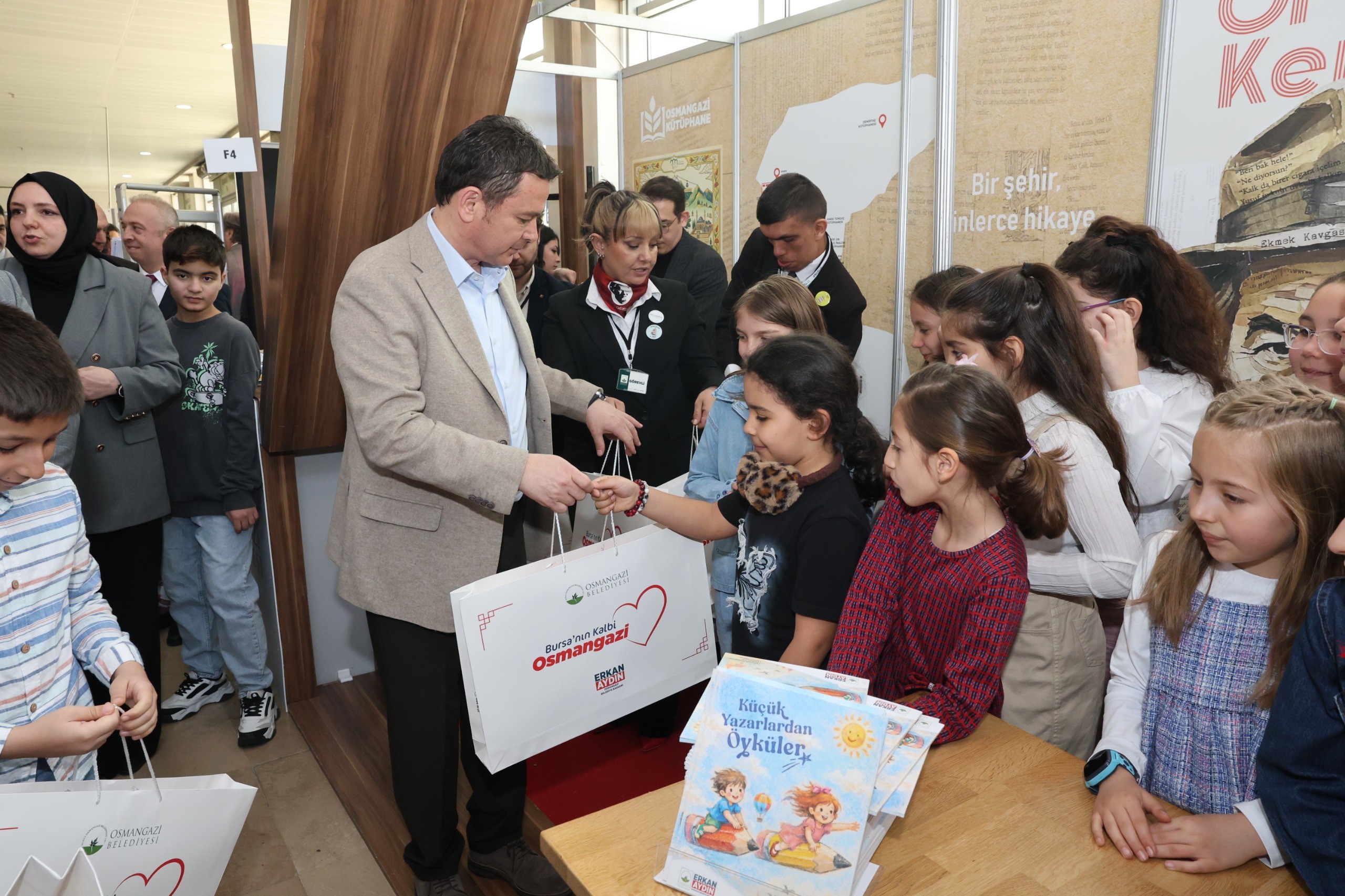 Başkan Erkan Aydın Bursa 23. Kitap Fuarı’nda çocuk yazarlarla buluştu