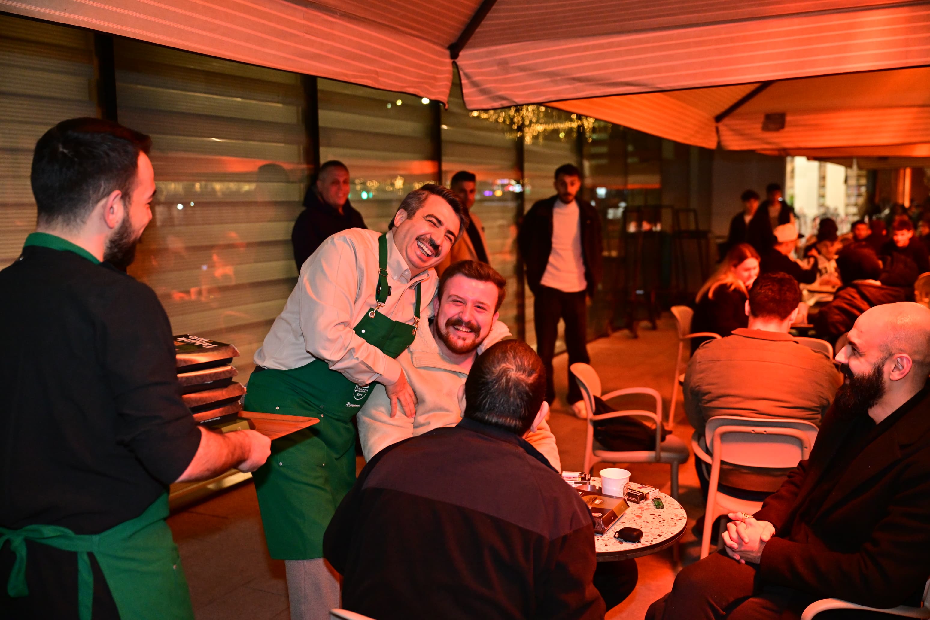 Başkan Yılmaz önce pişirdi sonra ikram etti