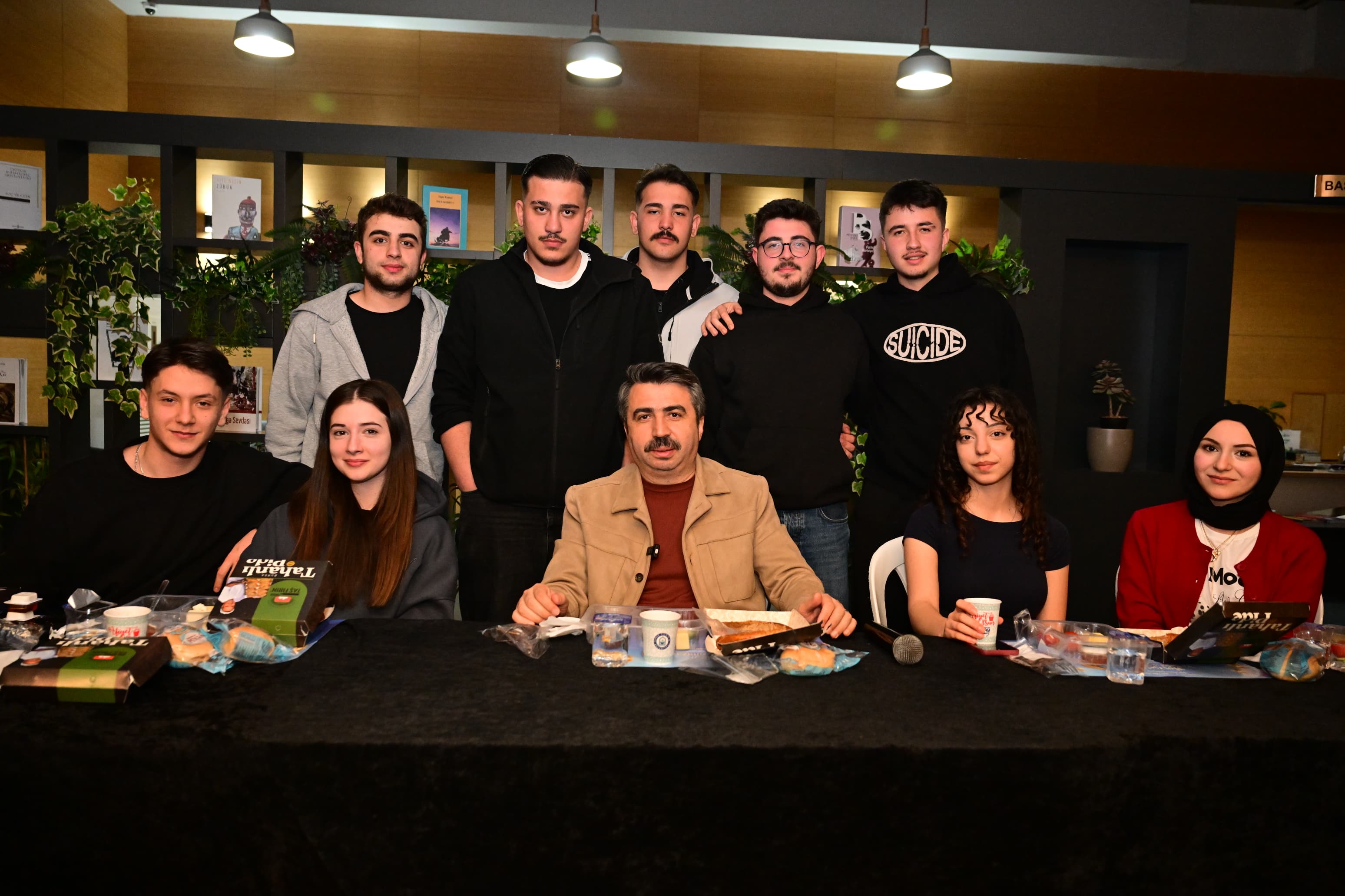 Başkan Yılmaz’dan öğrencilere sahur sürprizi