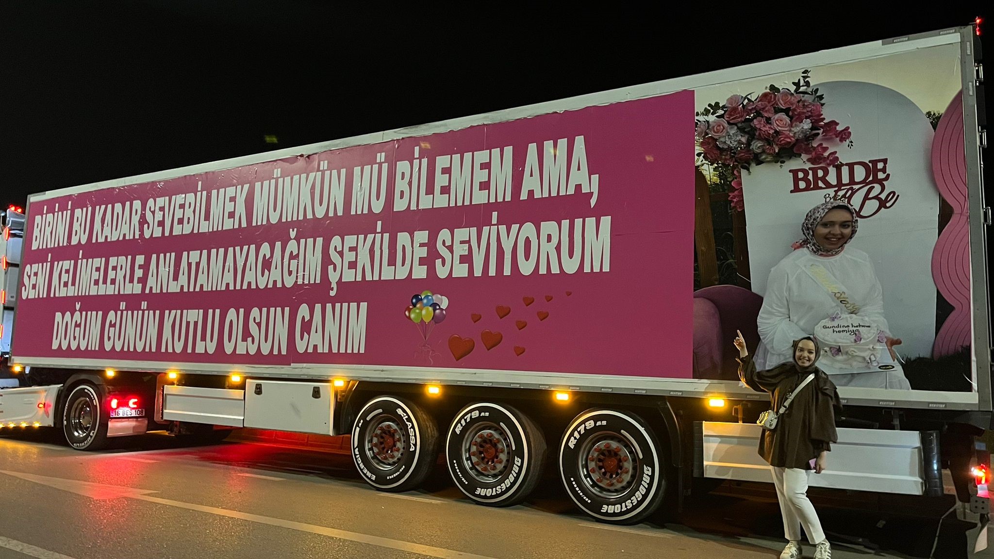 Böyle doğum günü sürprizi görülmedi: Aşkını 25 Metrelik Tırla İlan Etti!