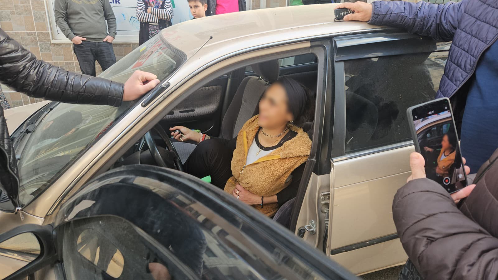 ''Bu araç benim'' diyerek hırsızlık için girdiği araçtan inmeyen kadın tutuklandı