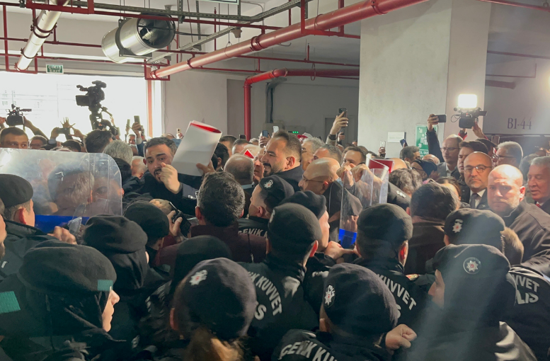 Bursa Büyükşehir Belediye Meclisi'nde başkan vekili seçimi öncesi gerginlik yaşandı