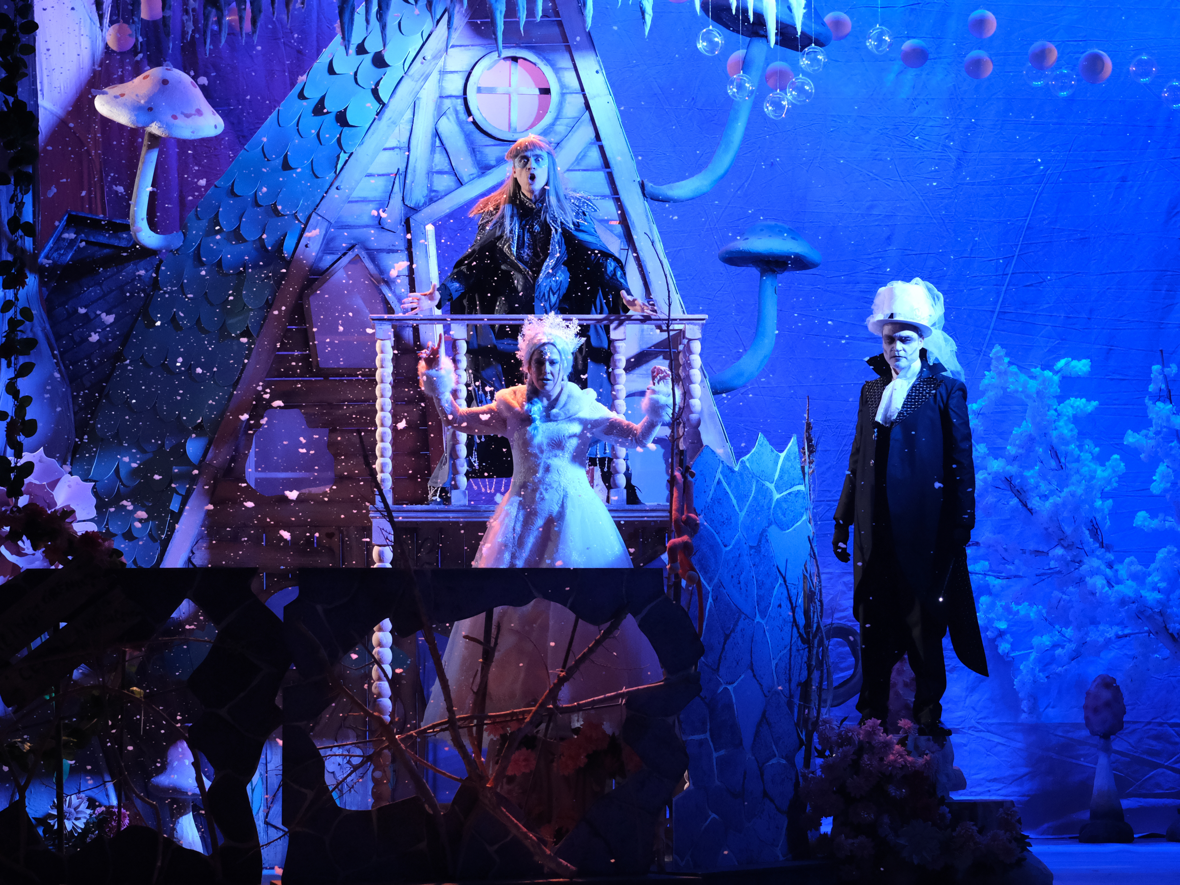 Bursa Devlet Tiyatrosu "Bencil Dev" oyununun prömiyerini gerçekleştirdi