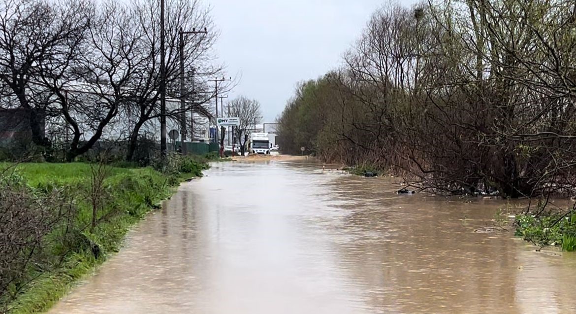 Bursa Sağanak: Ürünlü Deresi Taştı, Araçlar Mahsur Kaldı!