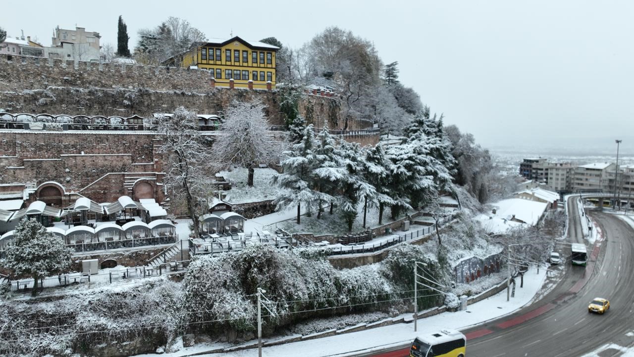 Bursa şehir merkezi yılın ilk gününe karla uyandı