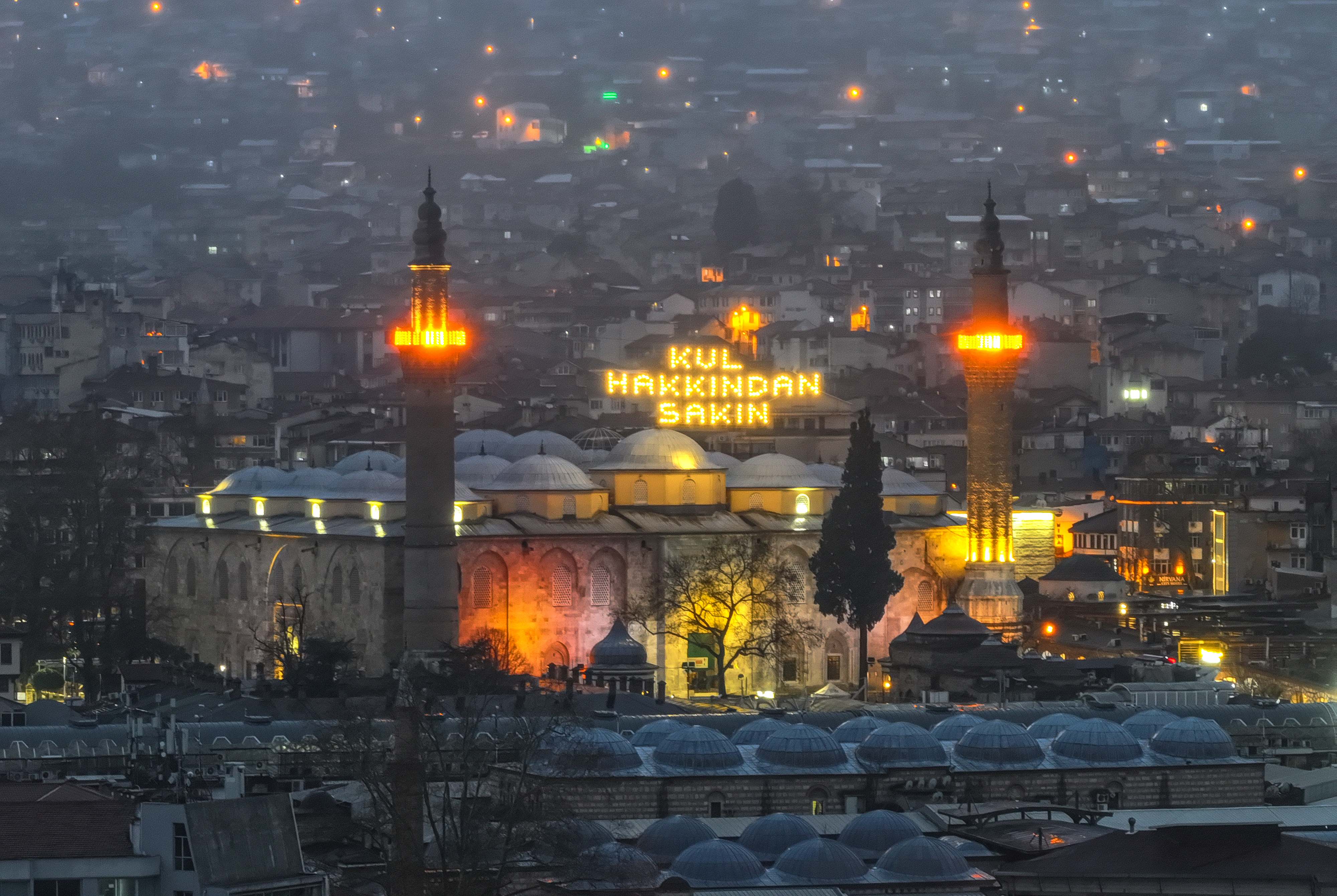 Bursa Ulu Cami’de Ramazan mahyası: "Kul hakkından sakın"