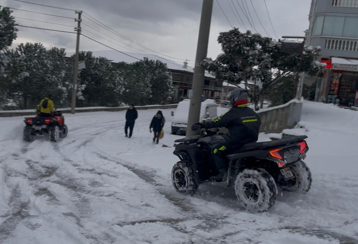Bursa yeni yılın ilk günü beyazlara büründü... İşe ATV araçları ile gittiler!