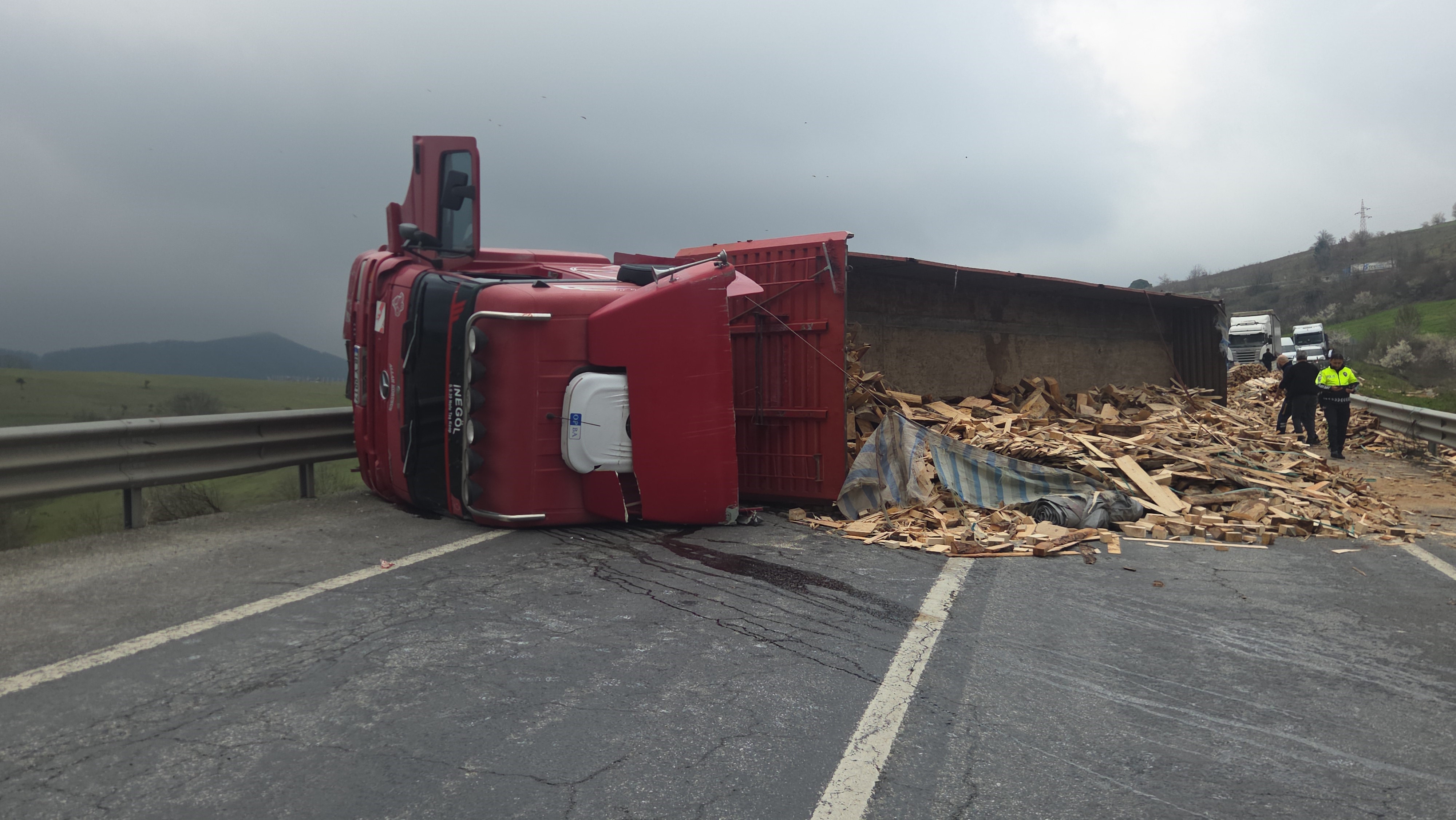 Bursa Yolunda Devrilen Tır Ulaşımı Felç Etti!