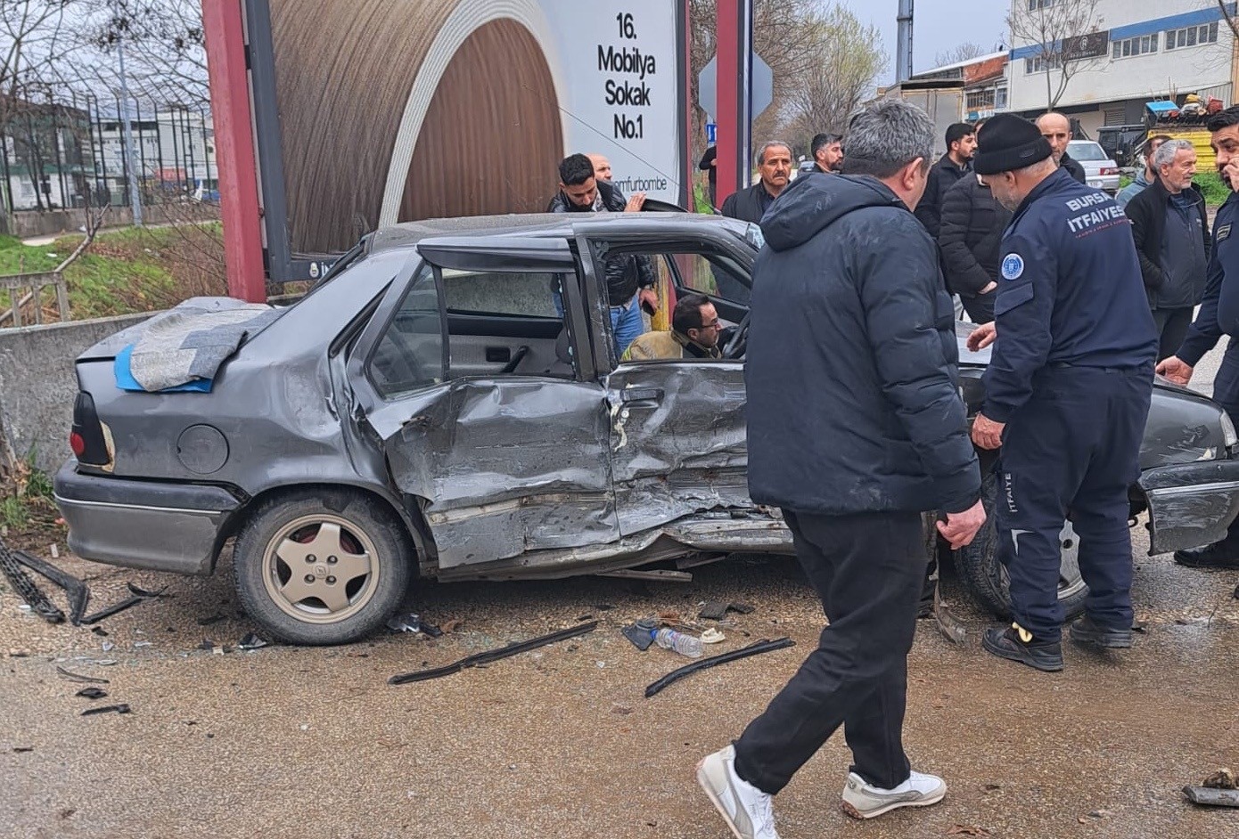 Bursa'da 2 aracın karıştığı kazada 4’ü çocuk 9 kişi yaralandı