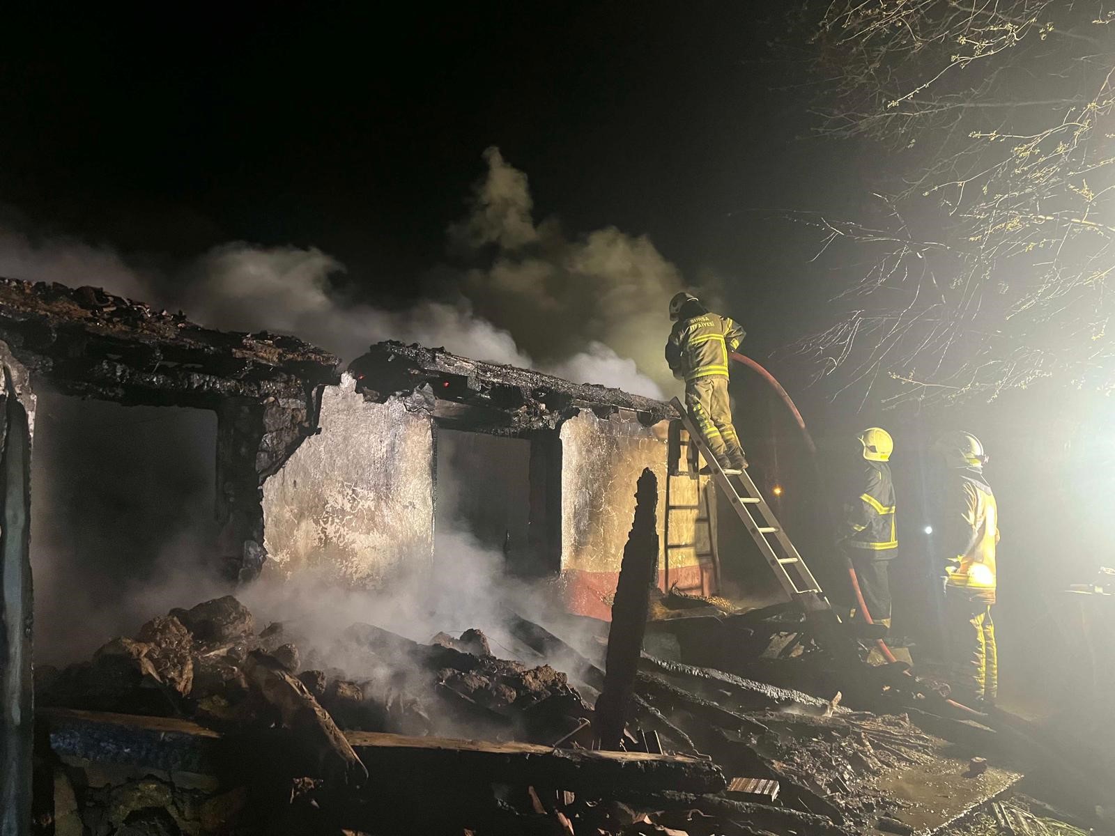 Bursa'da 2 katlı ev alevlere teslim oldu