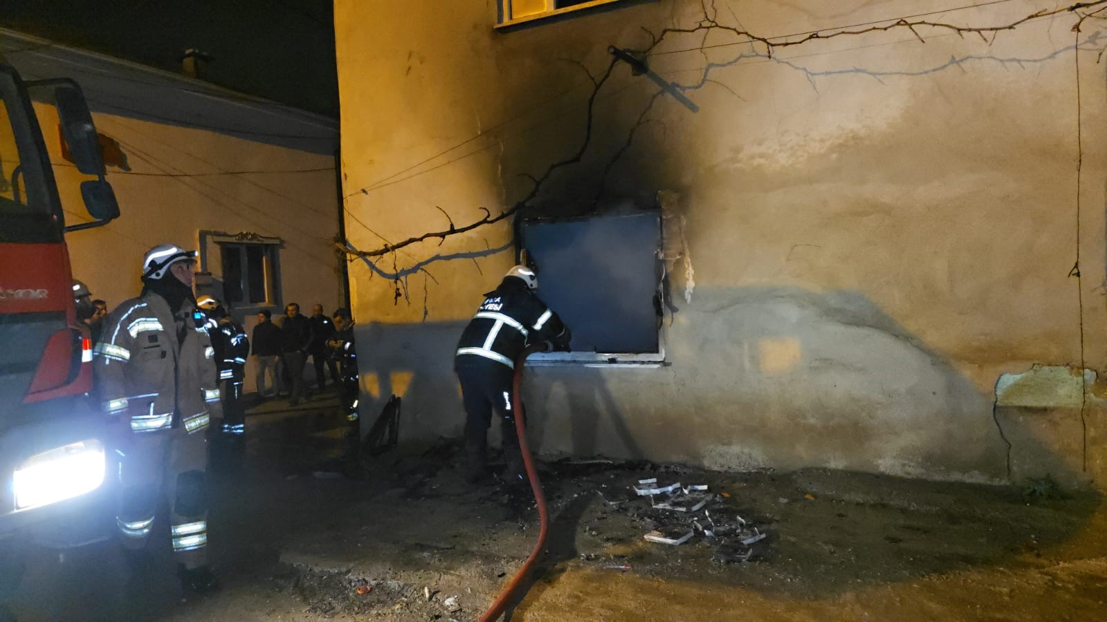Bursa'da 2 katlı evde çıkan yangın korkuttu