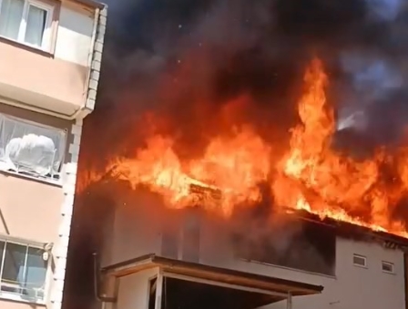 Bursa'da 3 katlı binanın çatısı alevlere teslim oldu