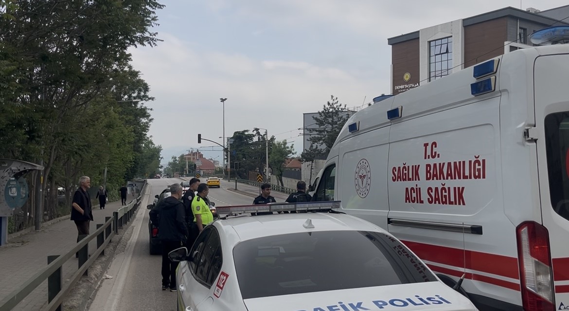 Bursa'da alt geçit yerine yolu kullanan yayaya otomobil çarptı