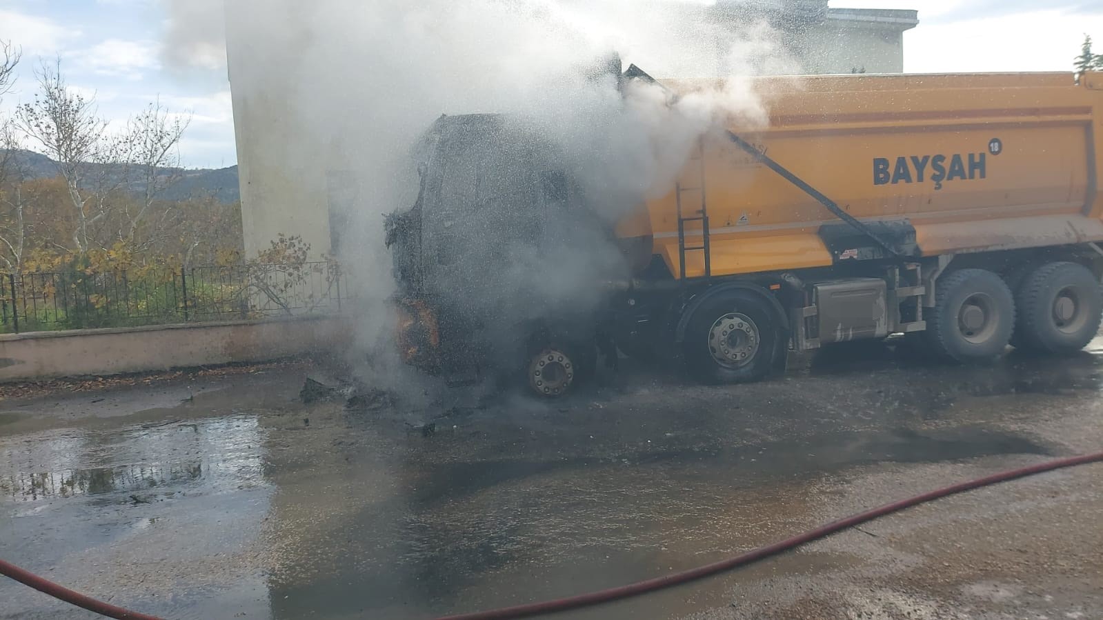 Bursa'da aniden alev alan hafriyat kamyonu küle döndü