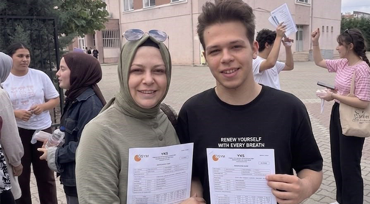 Bursa’da anne-oğul YKS'ye aynı okulda girdi