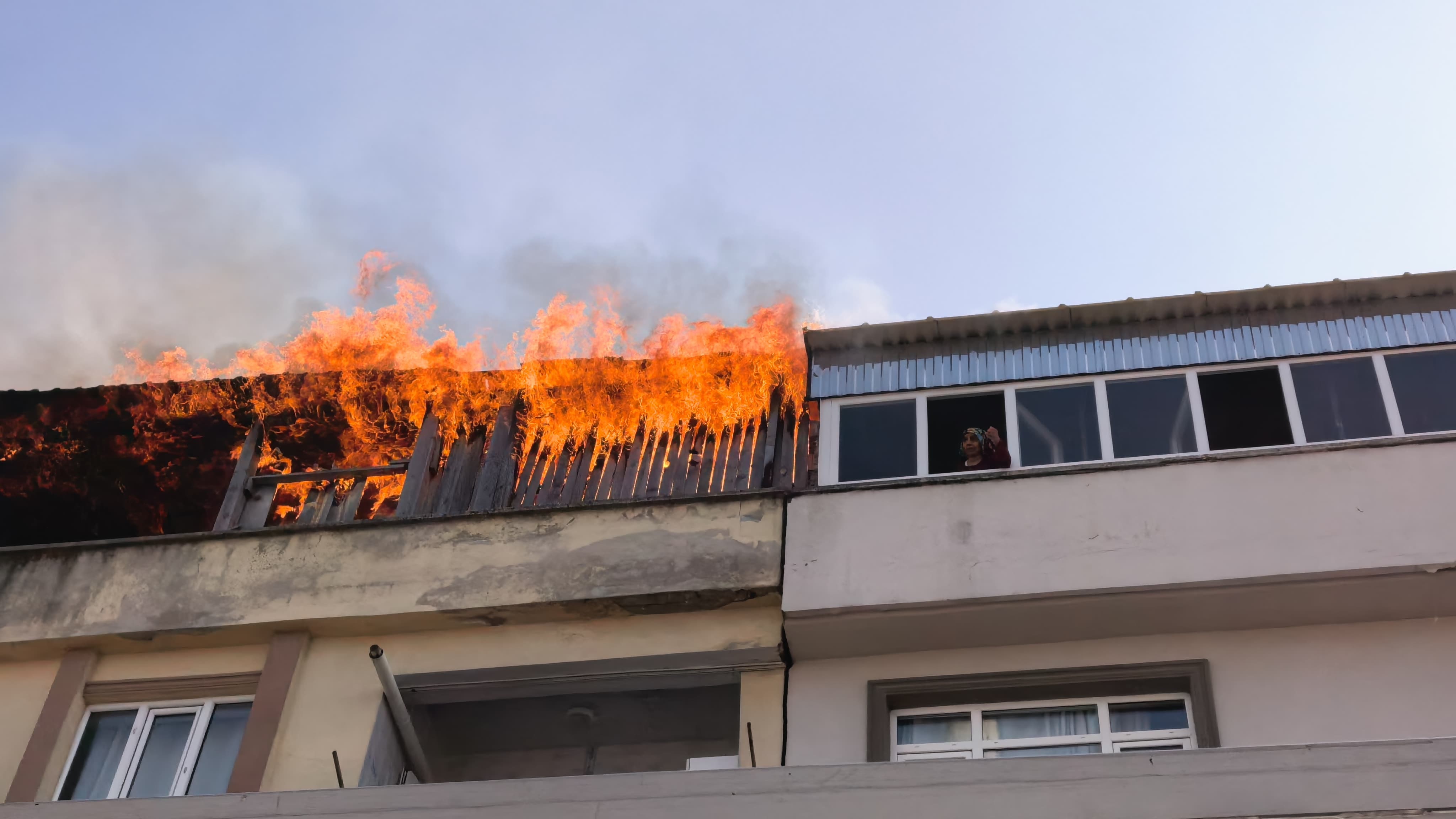 Bursa'da apartman terasında yangın paniği
