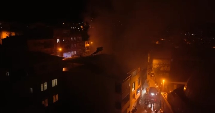 Bursa'da apartmanın deposunda çıkan yangın paniğe neden oldu: 1 kişi hastaneye kaldırıldı