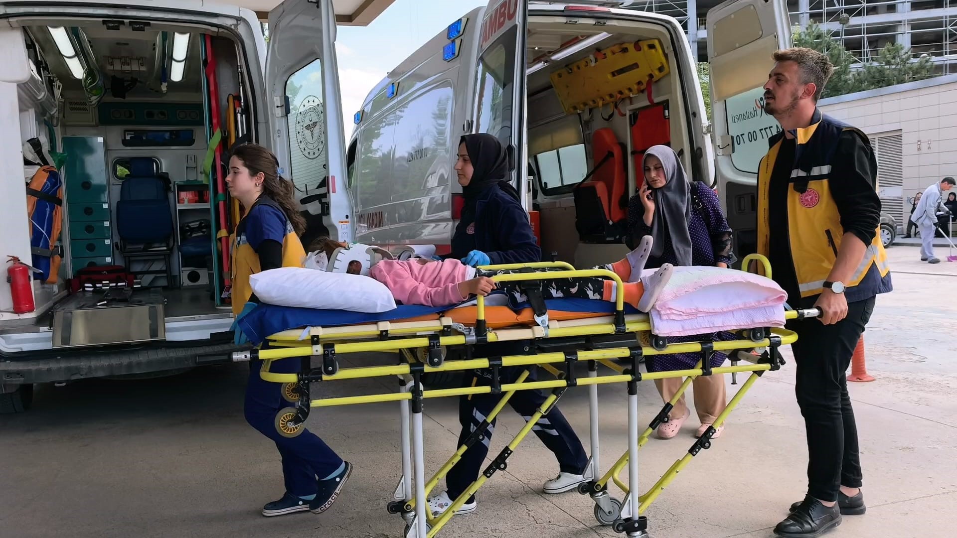 Bursa'da balkonda başına mermer düşen çocuk ağır yaralandı!