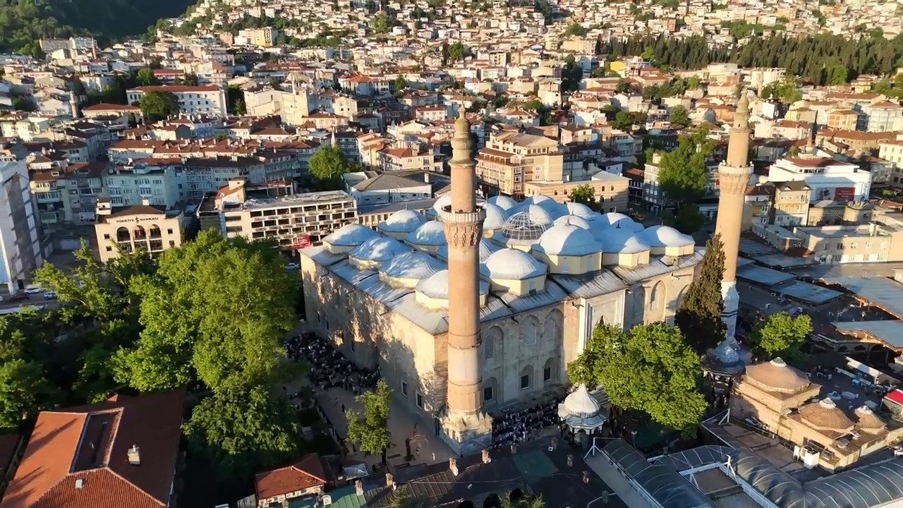Bursa'da bayram coşkusu tarihi camilerde yaşandı