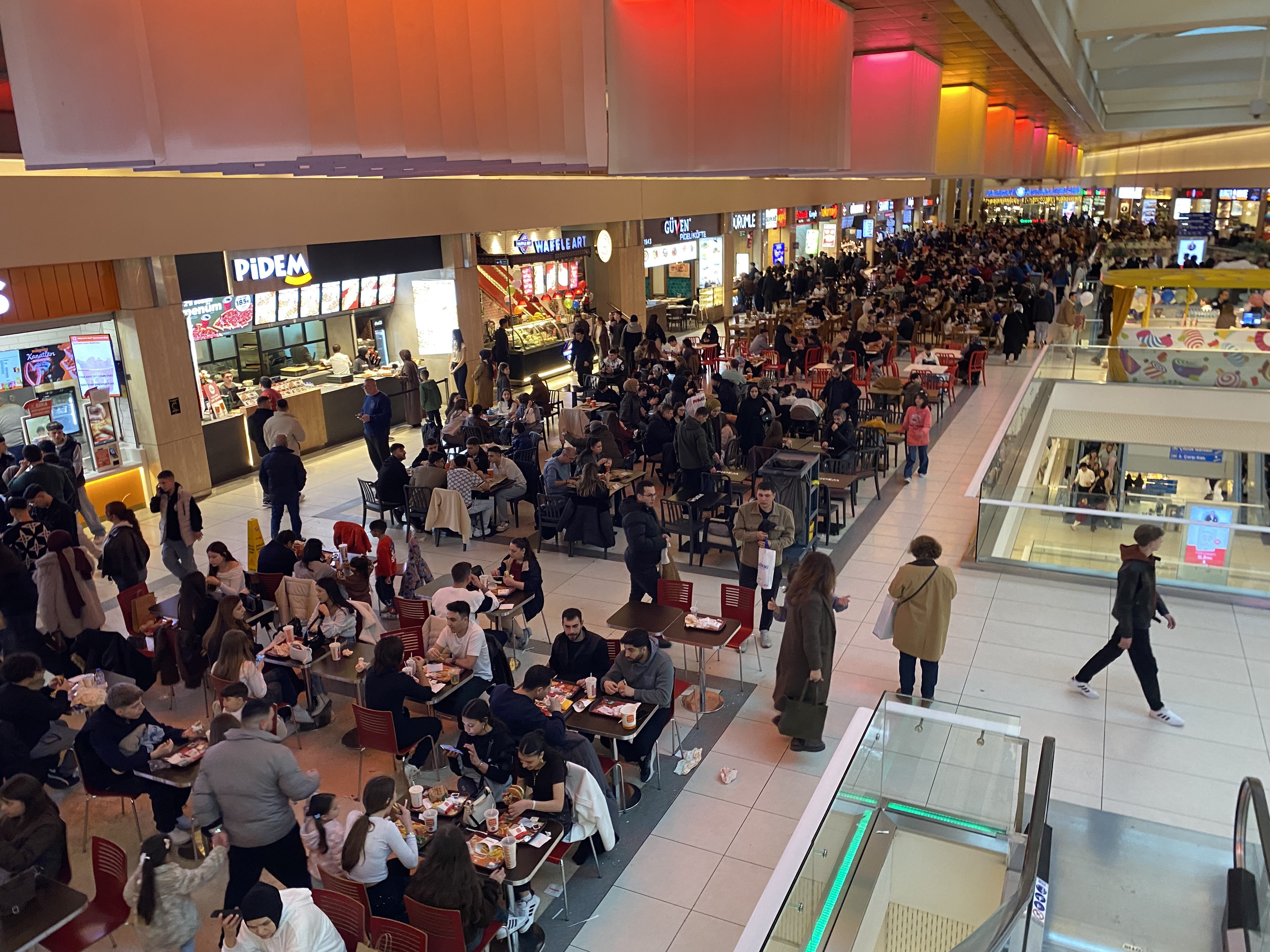 Bursa'da bayramın adresi AVM'ler oldu