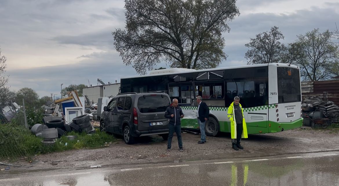 Bursa’da Belediye Otobüsü ile Nakliye Kamyonu Çarpıştı: 2 Yaralı