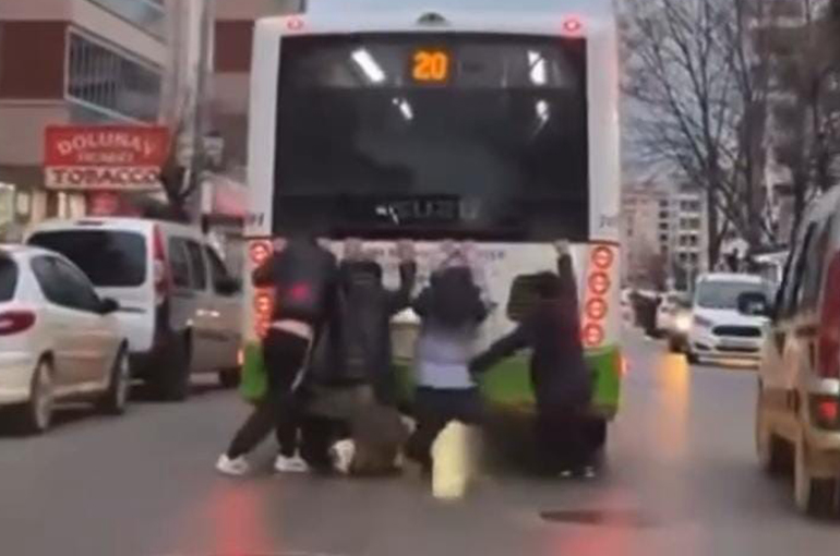 Bursa'da belediye otobüsünde tehlikeli yolculuk