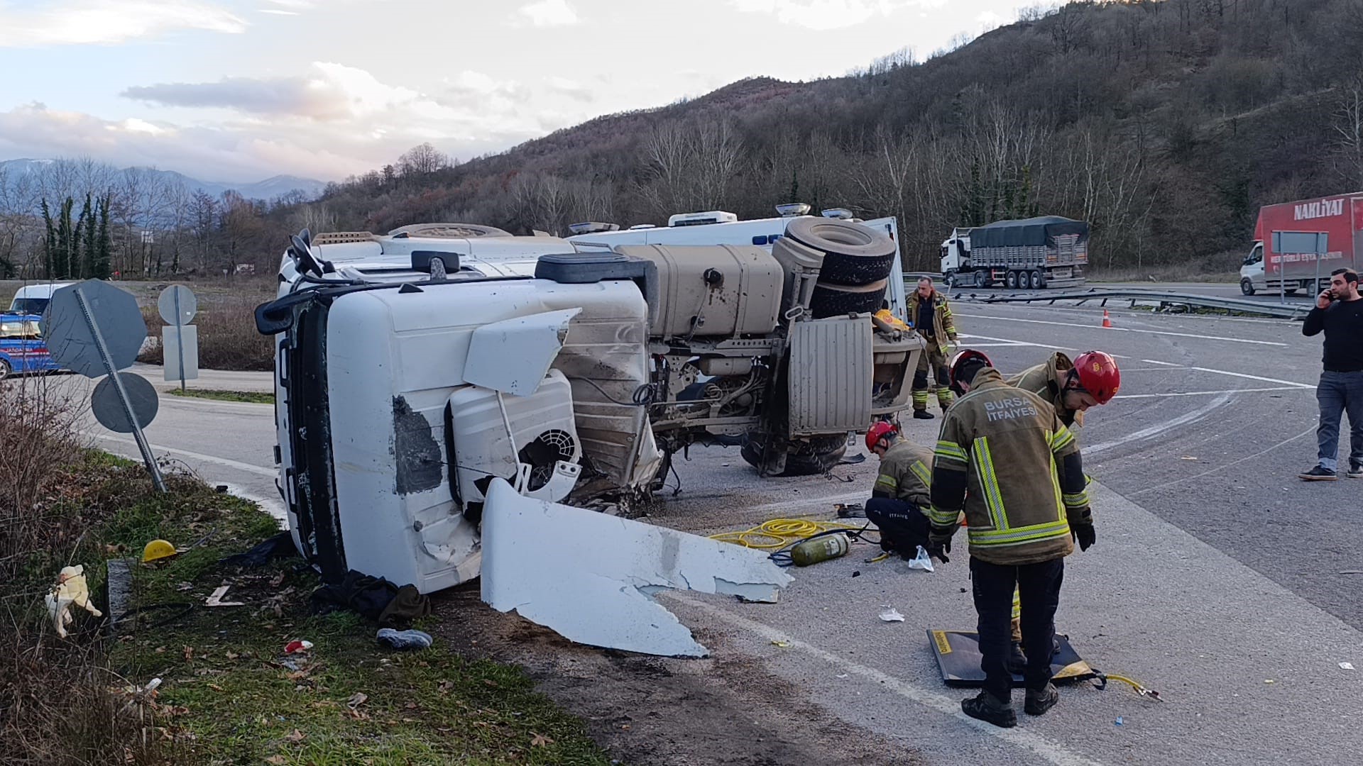 Bursa'da beton tankeri devrildi: 1 ölü