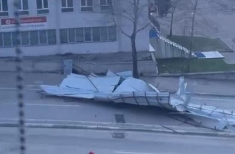 Bursa’da caminin çatısı uçtu