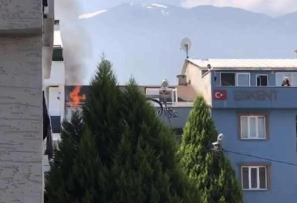 Bursa'da çatı yangını büyümeden söndürüldü