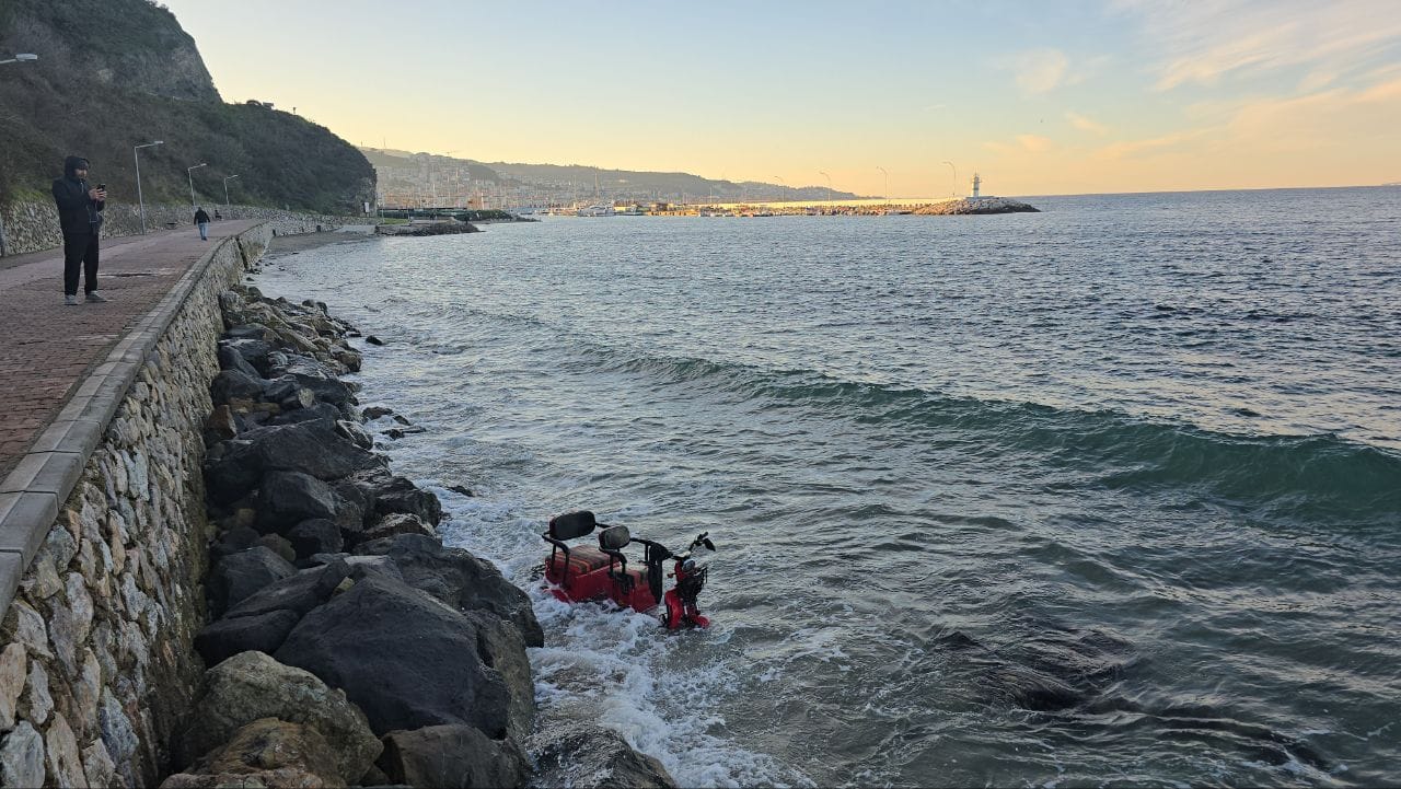 Bursa'da denize düşen üç tekerlekli motosikletteki 2 kişi yaralandı