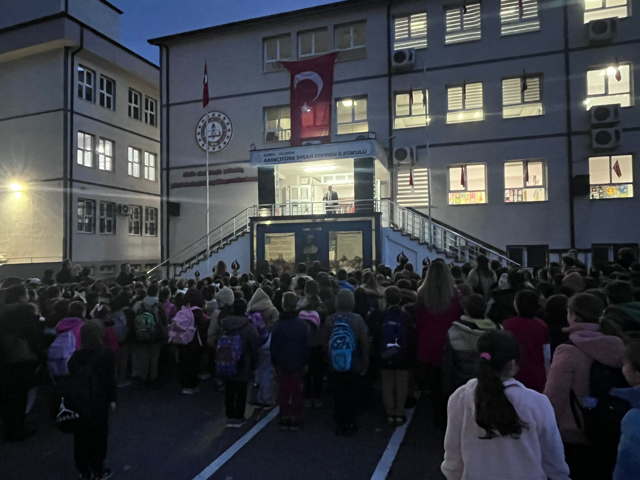 Bursa’da Deprem Şehitlerimiz İlk Ders Öncesi Saygı Duruşuyla Anıldı