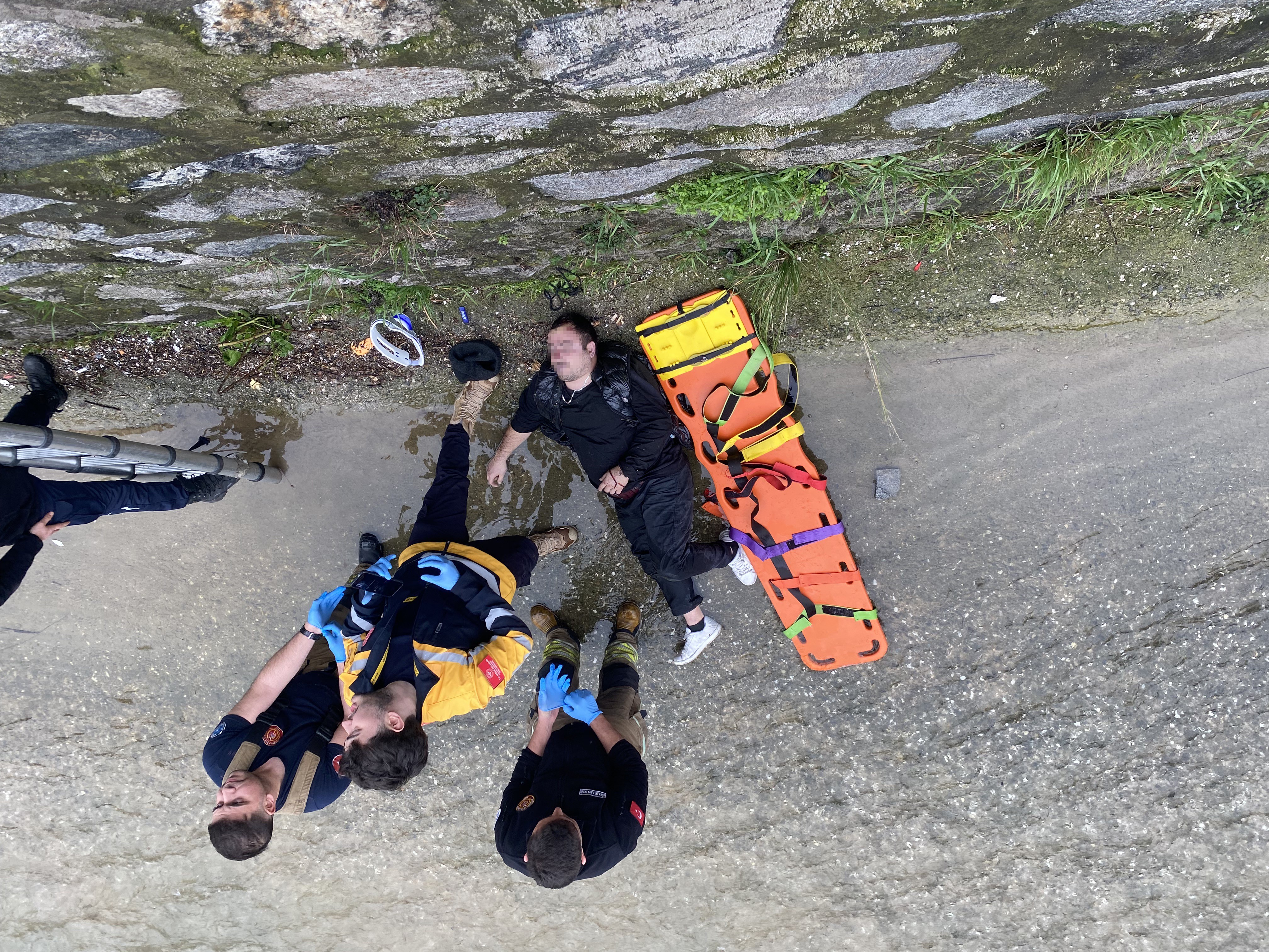 Bursa'da dereye düşen adam kalp masajıyla hayata döndürüldü