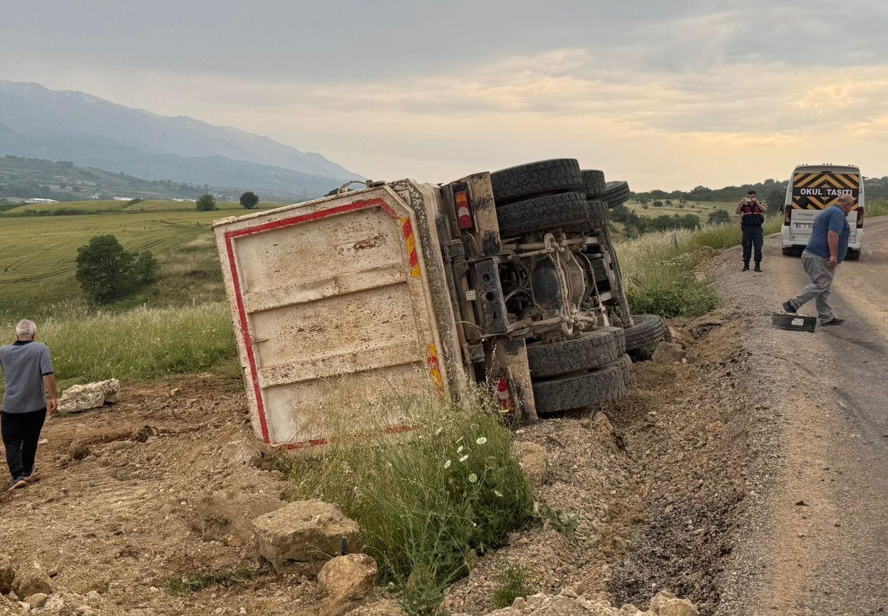 Bursa’da devrilen kamyonun sürücüsü yaralandı