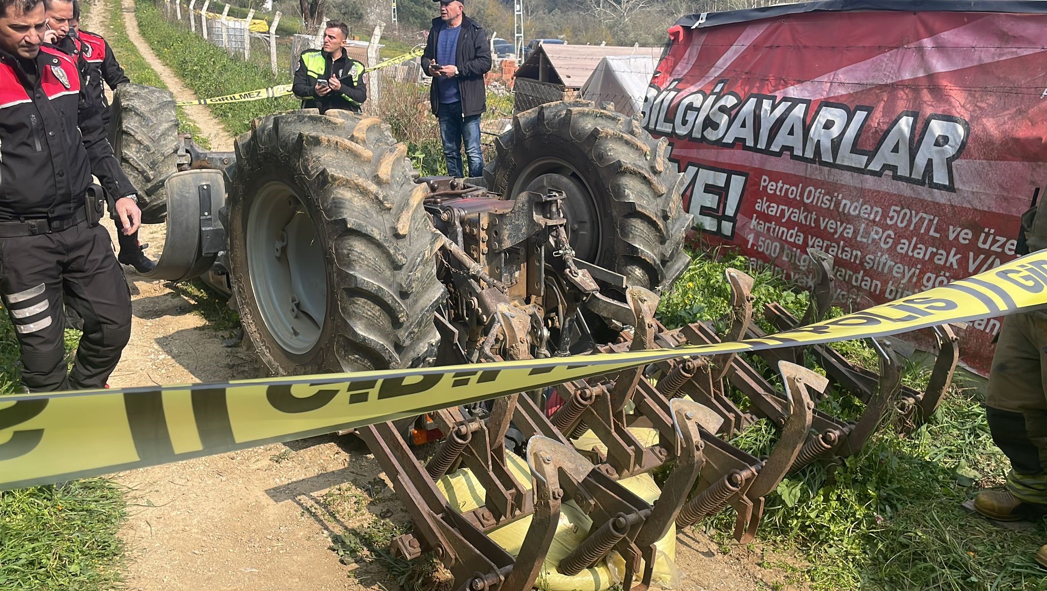 Bursa'da devrilen traktörün altında kalan sürücü hayatını kaybetti