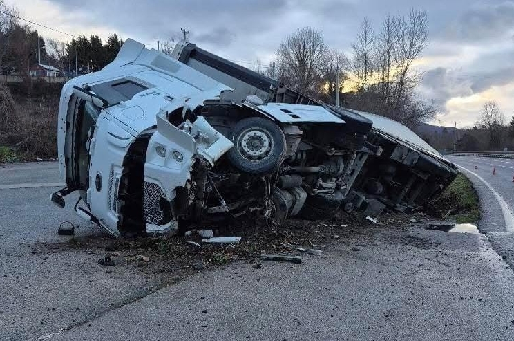 Bursa'da direksiyon hakimiyetini kaybeden tır kanala uçtu