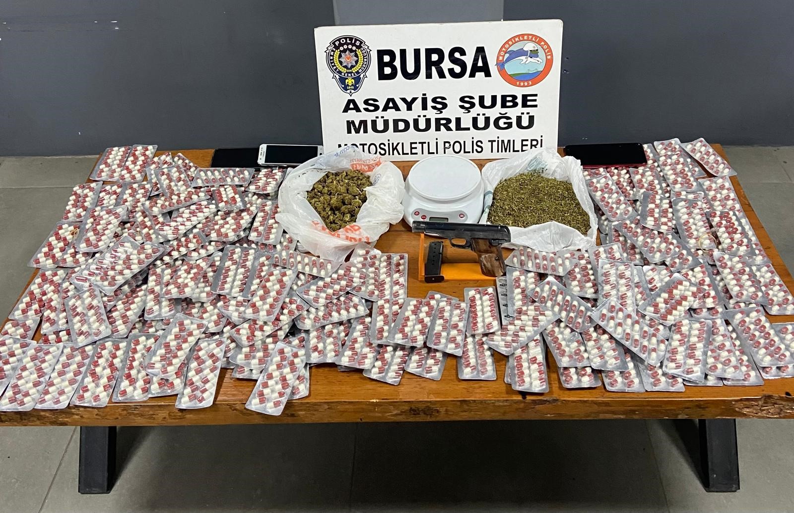 Bursa’da ‘dur’ ihtarına uymadı, evinden uyuşturucu ve silah çıktı