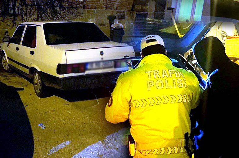 Bursa'da 'dur' ikazına uymayan alkollü sürücü çıkmaz sokakta yakalandı!
