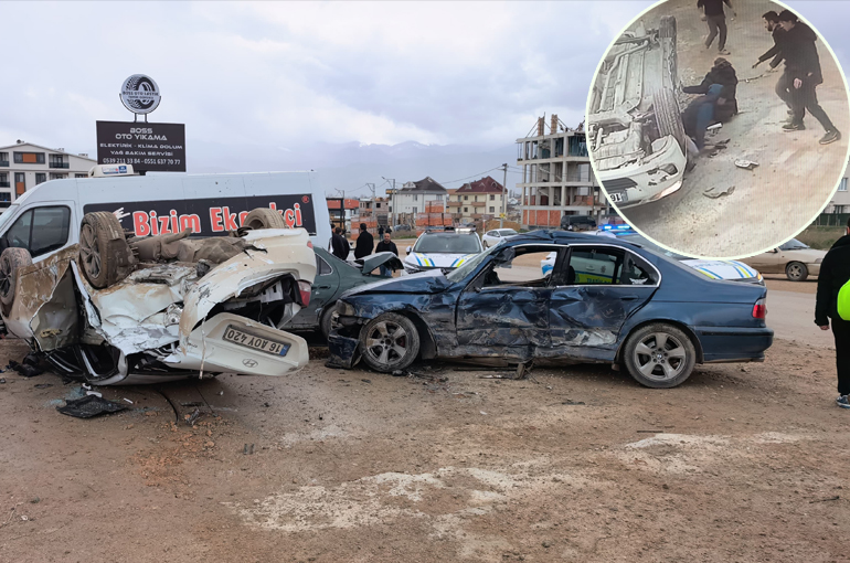 Bursa'da ehliyetsiz sürücü, park halindeki araçlara çarptı: 8 öğrenci yaralandı