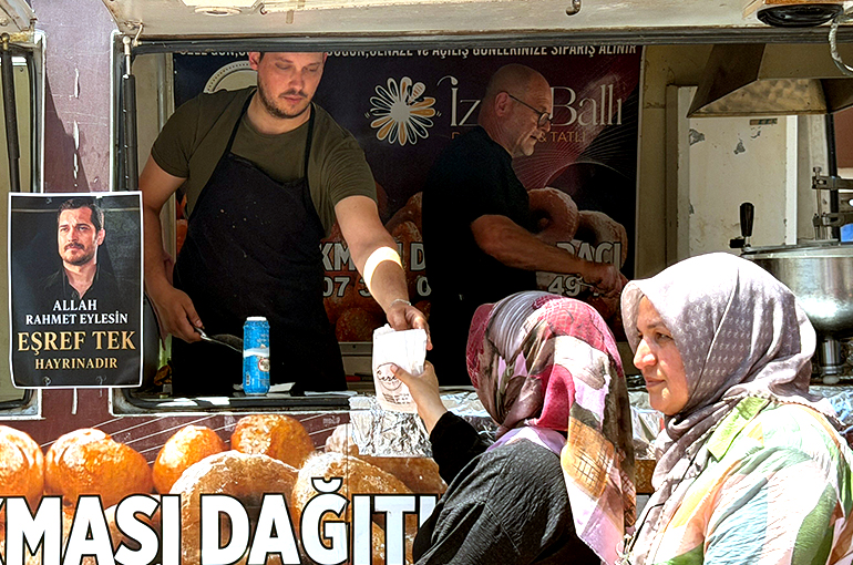 Bursa'da Eşref Tek’in hayrına lokma dağıttılar!