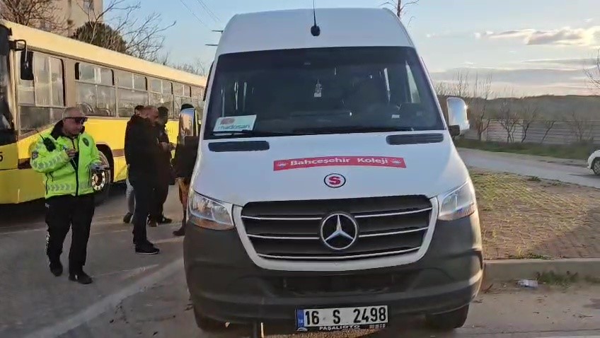 Bursa'da fenalaşan servis şoförü kaldırıma çıkıp durabildi