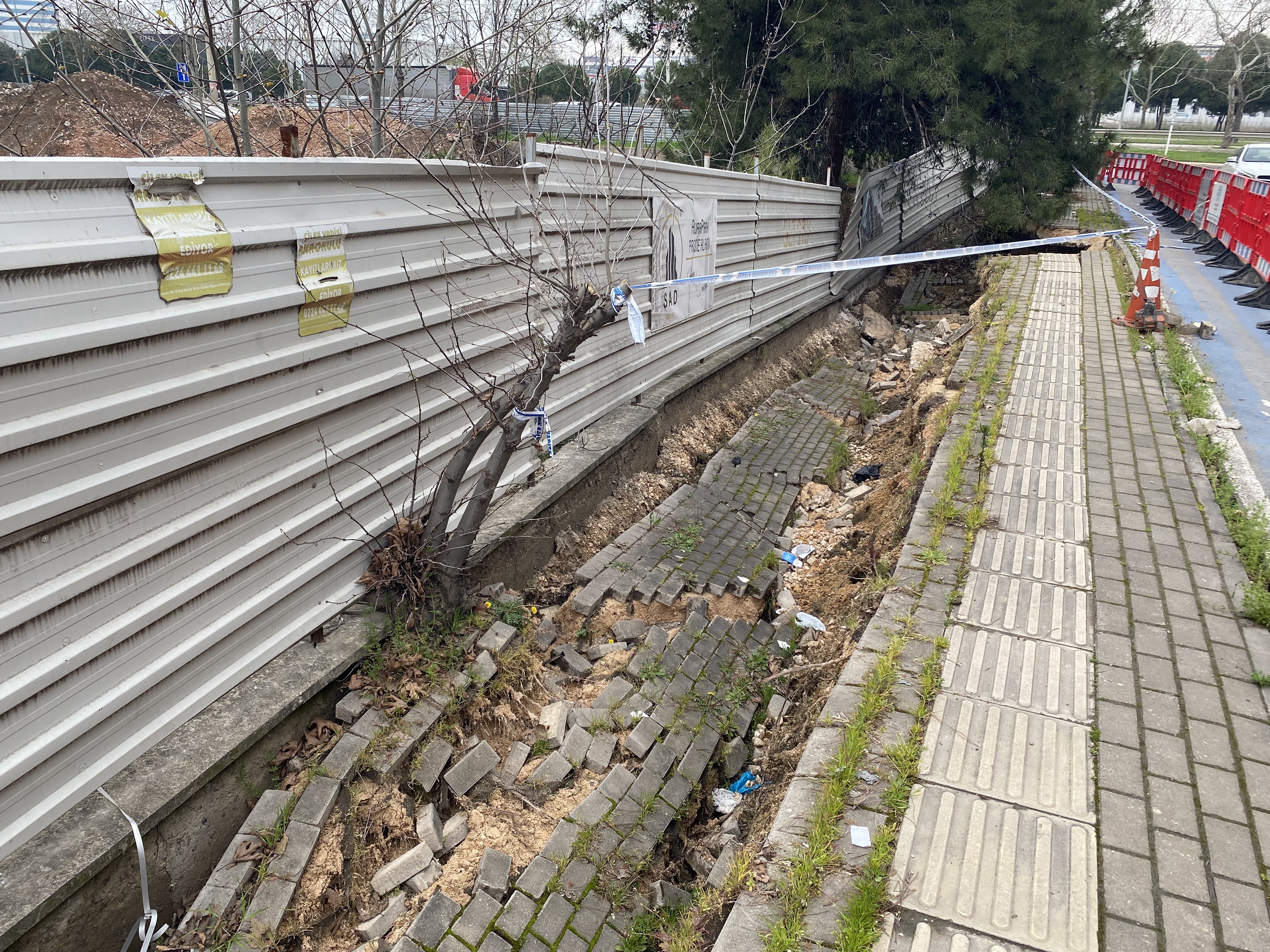 Bursa'da hafriyat çalışmasında yola zarar verdiler