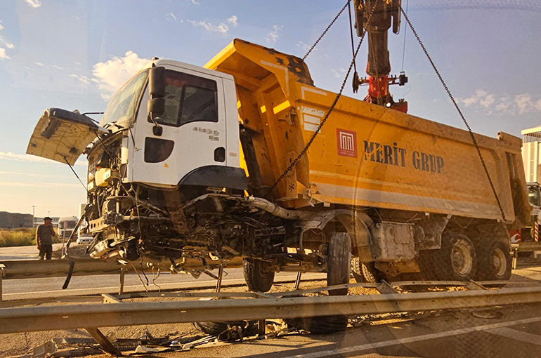Bursa'da hafriyat kamyonu refüje girdi, trafik felç oldu